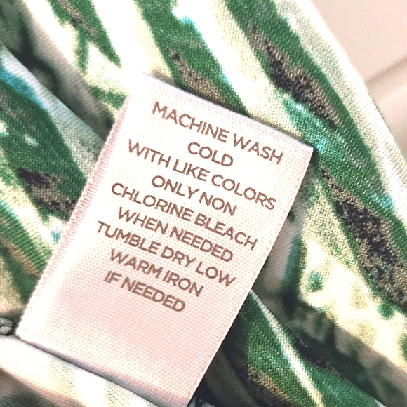 Clearance ☆ Avenue Plus-Size 22-24 Poncho Blouse • Foliage print - Picture 12 of 12